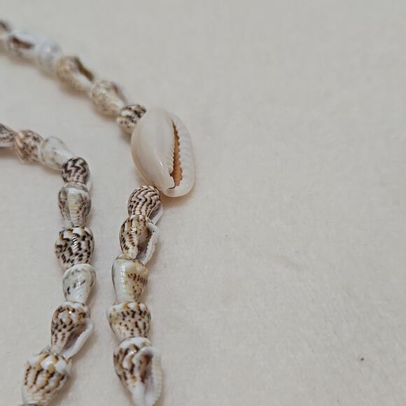 Vintage Shell Necklace - Picture 4 of 4